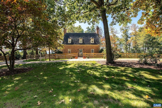 view of front facade with a front yard