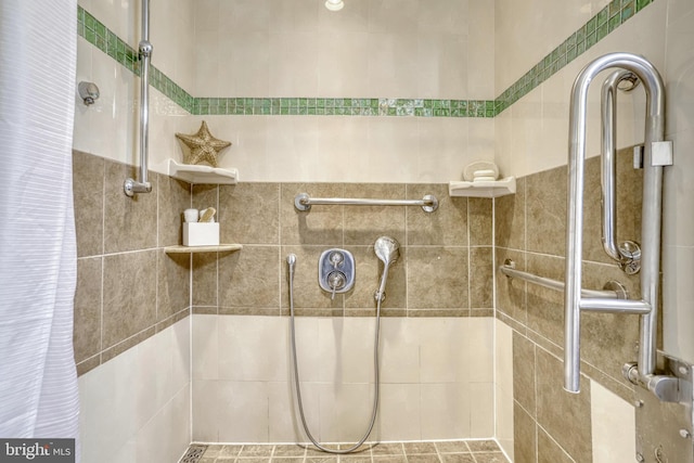 bathroom featuring tiled shower