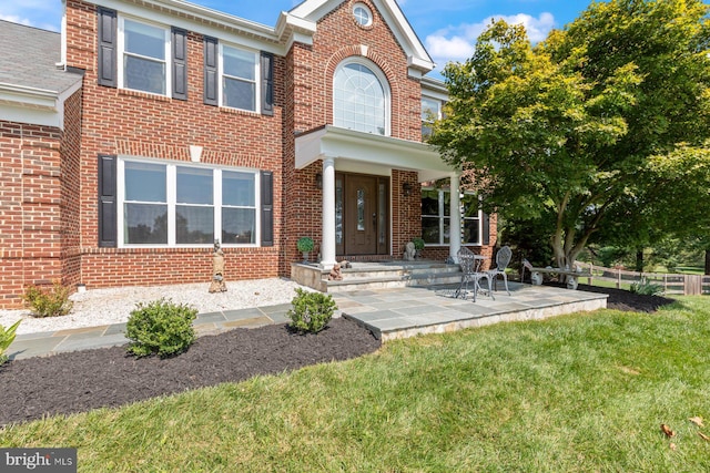 view of front facade featuring a front yard