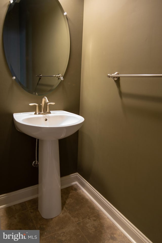 bathroom featuring sink