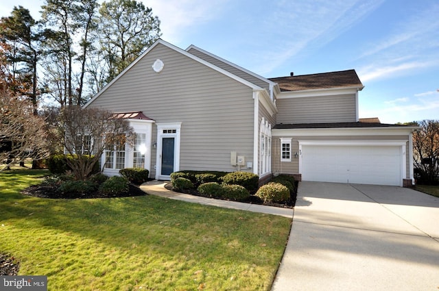 view of front facade featuring a front yard and a garage