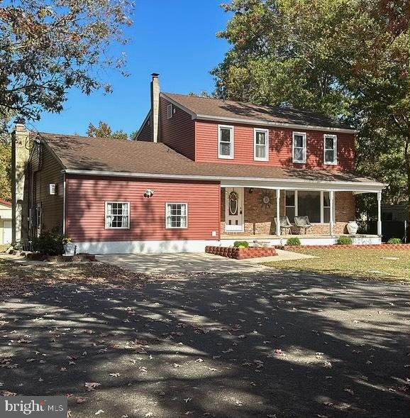 view of front of property featuring covered porch