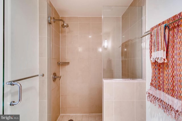 bathroom featuring a tile shower