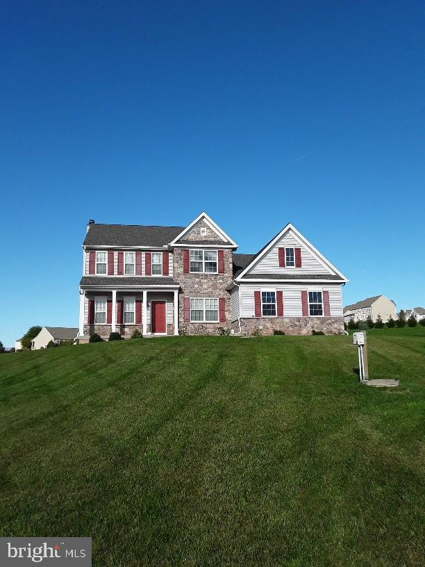 view of front facade featuring a front yard