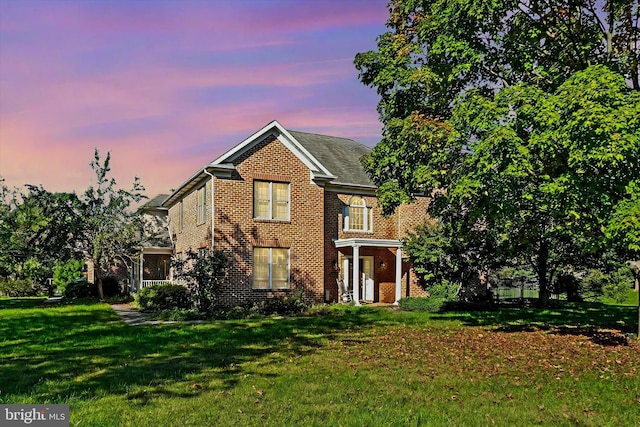 view of front facade featuring a lawn