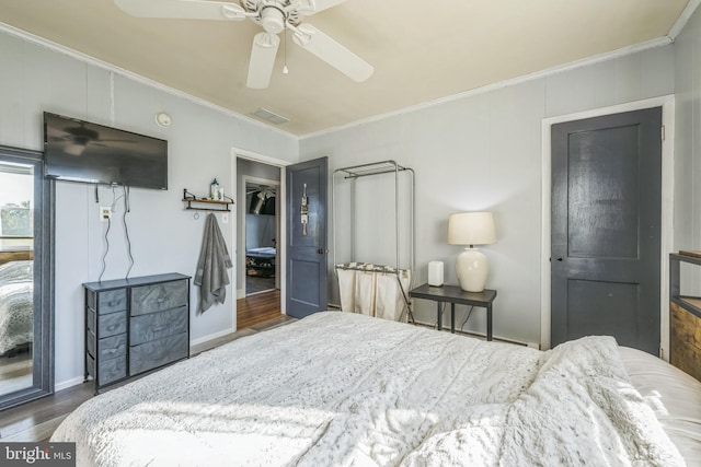 bedroom featuring dark hardwood / wood-style flooring, ornamental molding, a closet, and ceiling fan