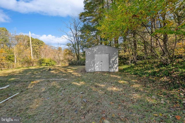 view of yard with a storage shed