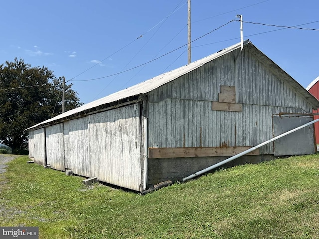 view of outdoor structure featuring a yard