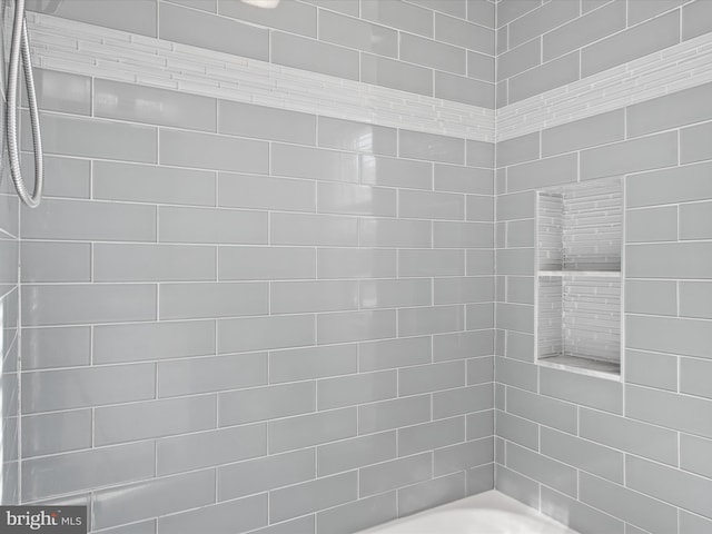 bathroom with tiled shower / bath combo