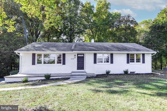 single story home with a front lawn