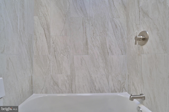 bathroom with tiled shower / bath combo