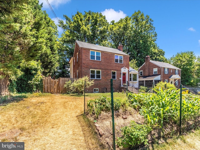 view of front of home featuring a front lawn