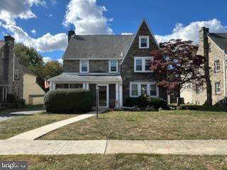 view of front of home featuring a front lawn