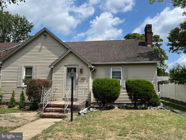 view of front of home with a front lawn