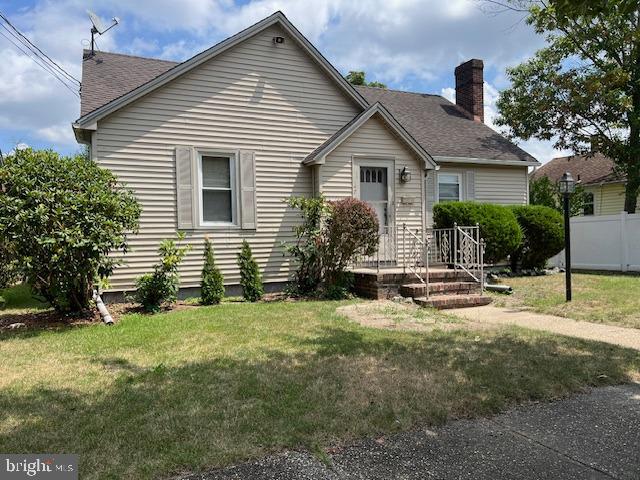 bungalow featuring a front yard