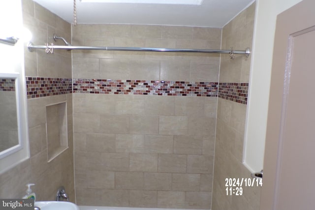 bathroom featuring tiled shower / bath