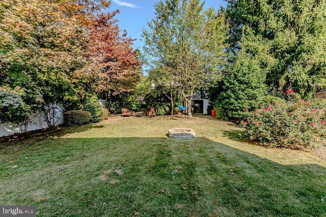 view of yard featuring an outdoor fire pit