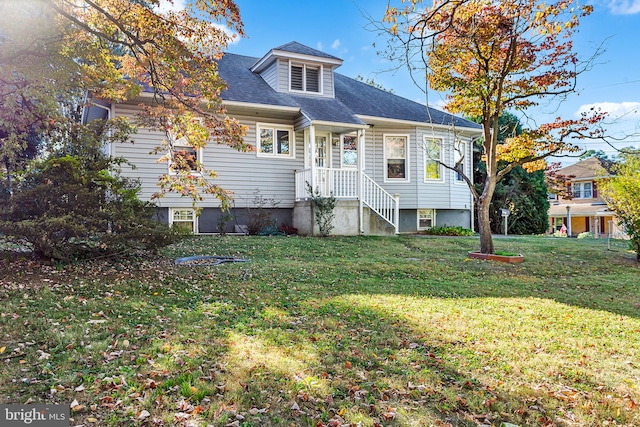 view of front of property featuring a front lawn