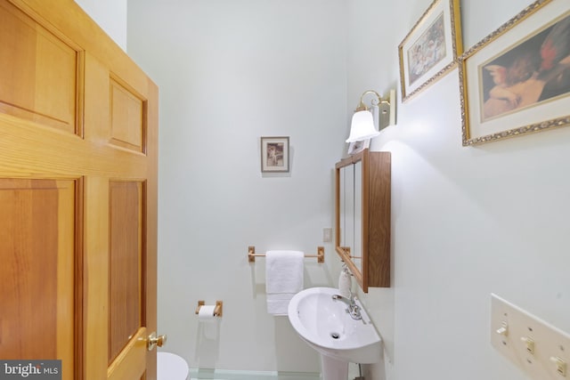 bathroom featuring sink and toilet