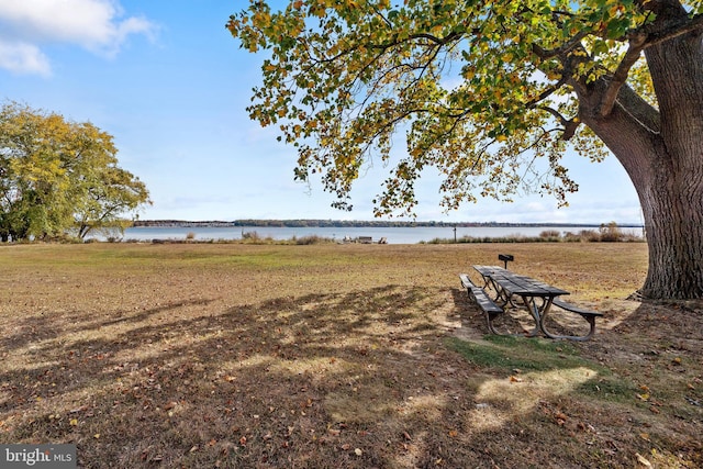 view of yard featuring a water view