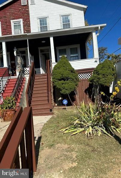 view of front of property featuring covered porch