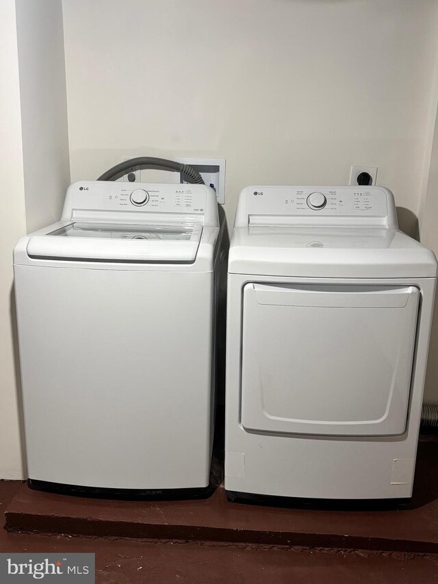 laundry room with washer and clothes dryer