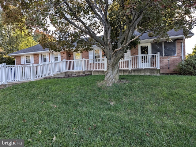 view of front of house featuring a front yard