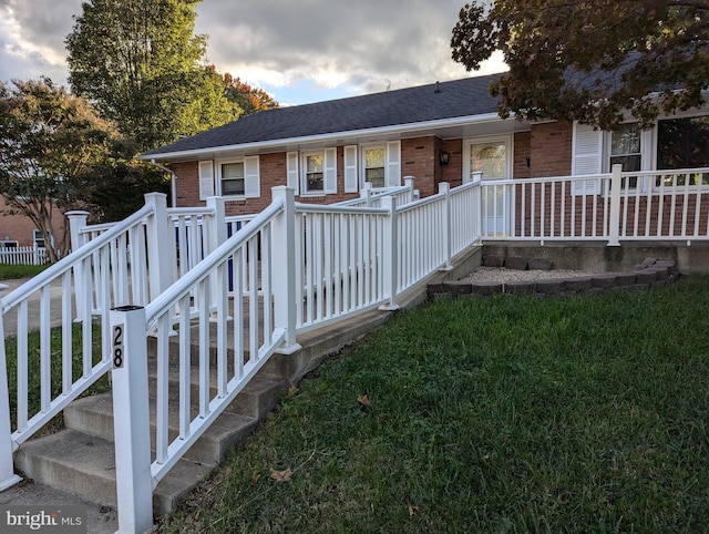 view of front of property featuring a front lawn