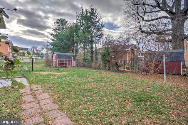 view of yard featuring a storage unit