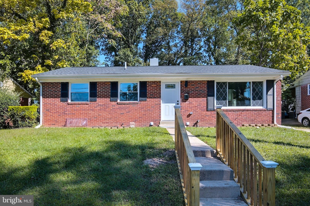 view of front of property with a front lawn