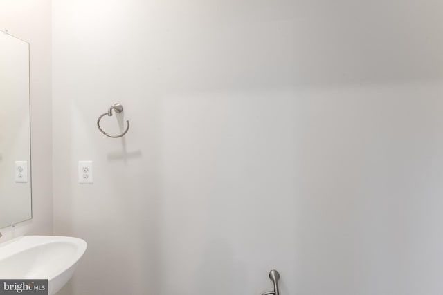 bathroom featuring sink