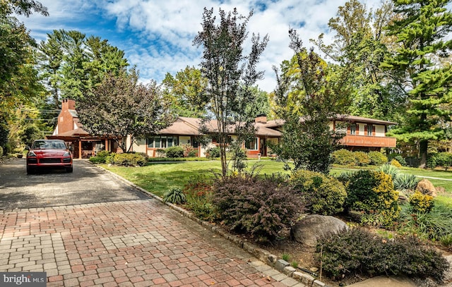 view of front of property with a front yard