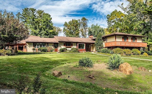 view of front of house with a front lawn