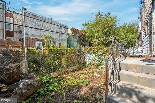 128 N Dewey St, Philadelphia, PA 19139 - view of yard with fence
