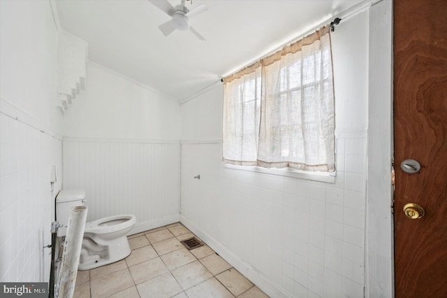 bathroom featuring ceiling fan, crown molding, tile patterned floors, and toilet