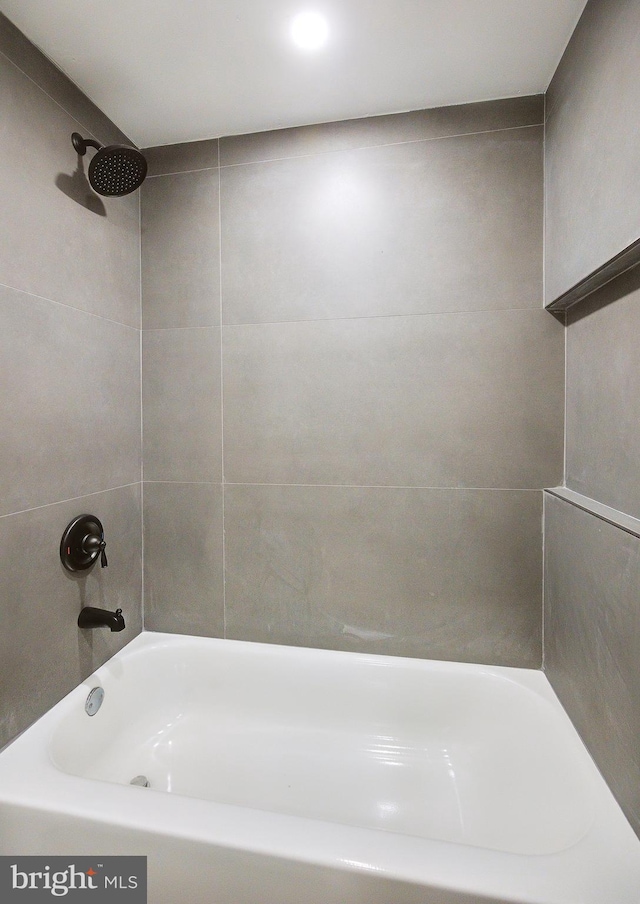 bathroom with tiled shower / bath