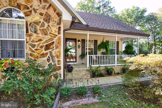 property entrance featuring a porch