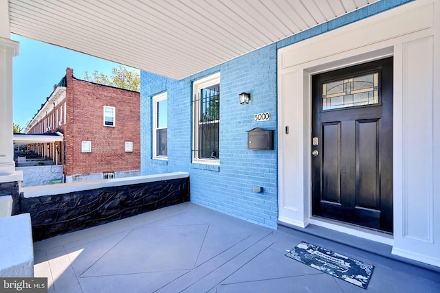 property entrance featuring a porch