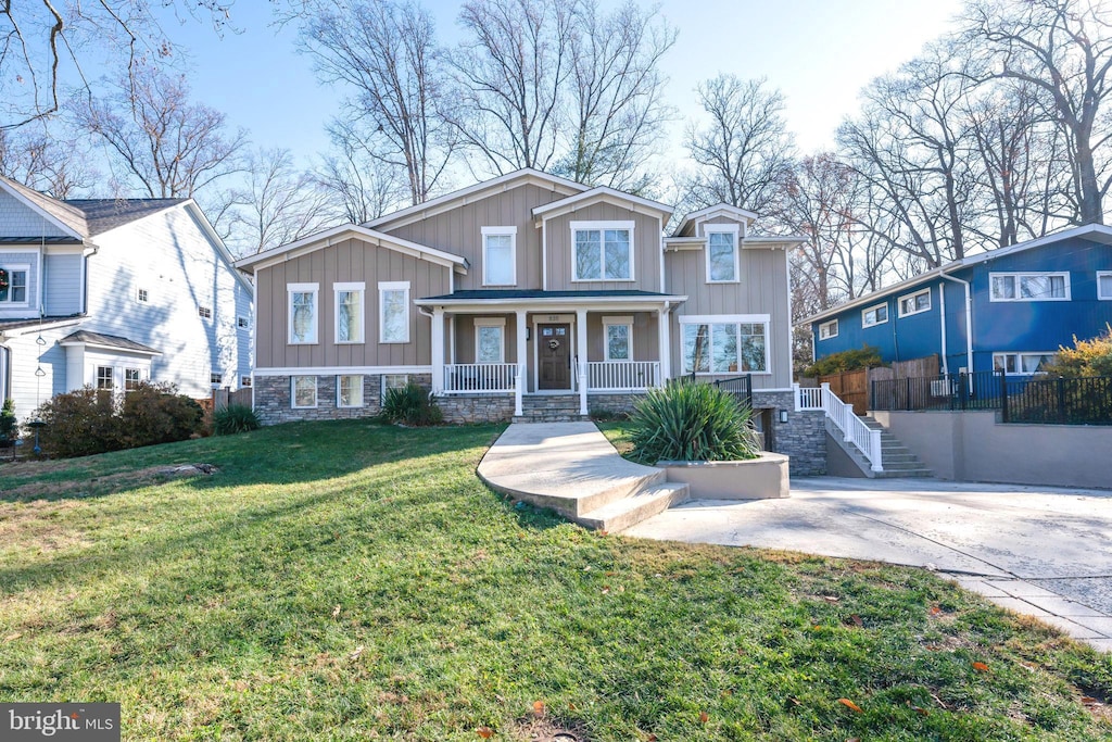 view of front of house featuring covered porch and a front lawn