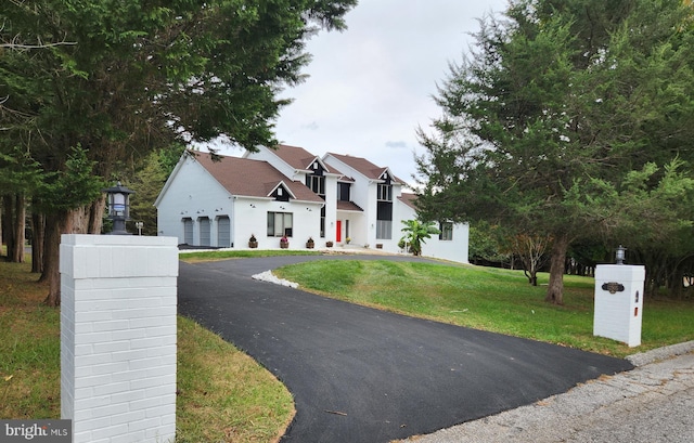 view of front facade with a front lawn