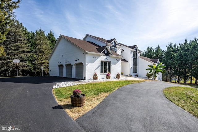 view of front of property featuring a front lawn