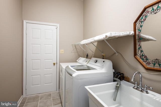 laundry room featuring sink, washing machine and clothes dryer, and light tile patterned floors