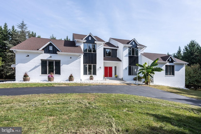 view of front of home featuring a front yard