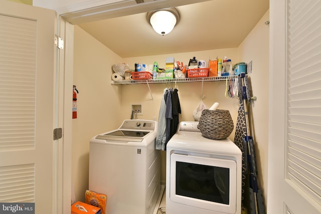 washroom featuring washing machine and clothes dryer