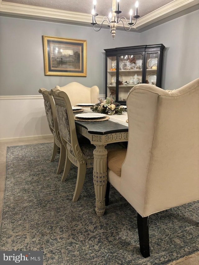 dining area with crown molding, a chandelier, carpet, and a textured ceiling