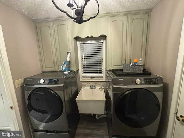 laundry room with separate washer and dryer, dark hardwood / wood-style flooring, a notable chandelier, sink, and a textured ceiling