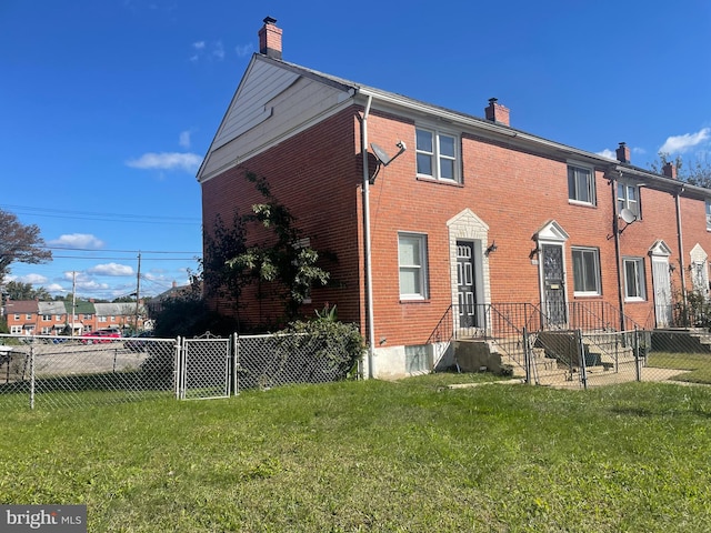 view of front of home featuring a front yard