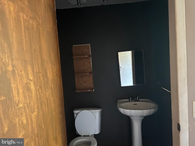 bathroom featuring toilet