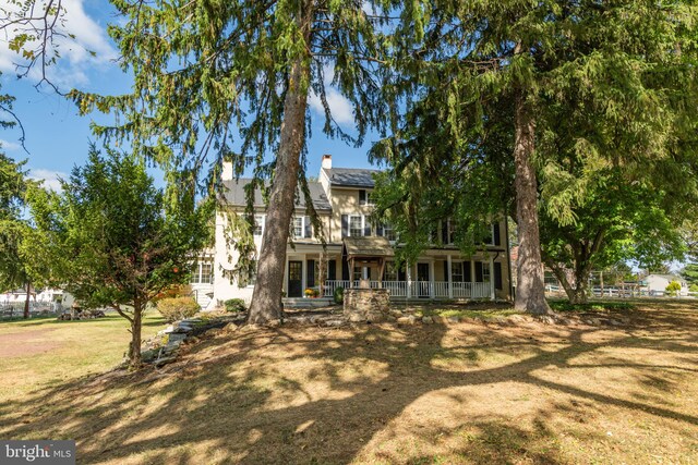 view of front facade featuring a front yard