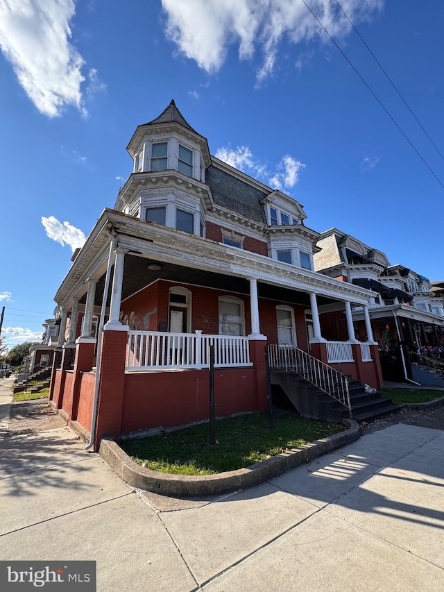 view of front facade featuring a porch